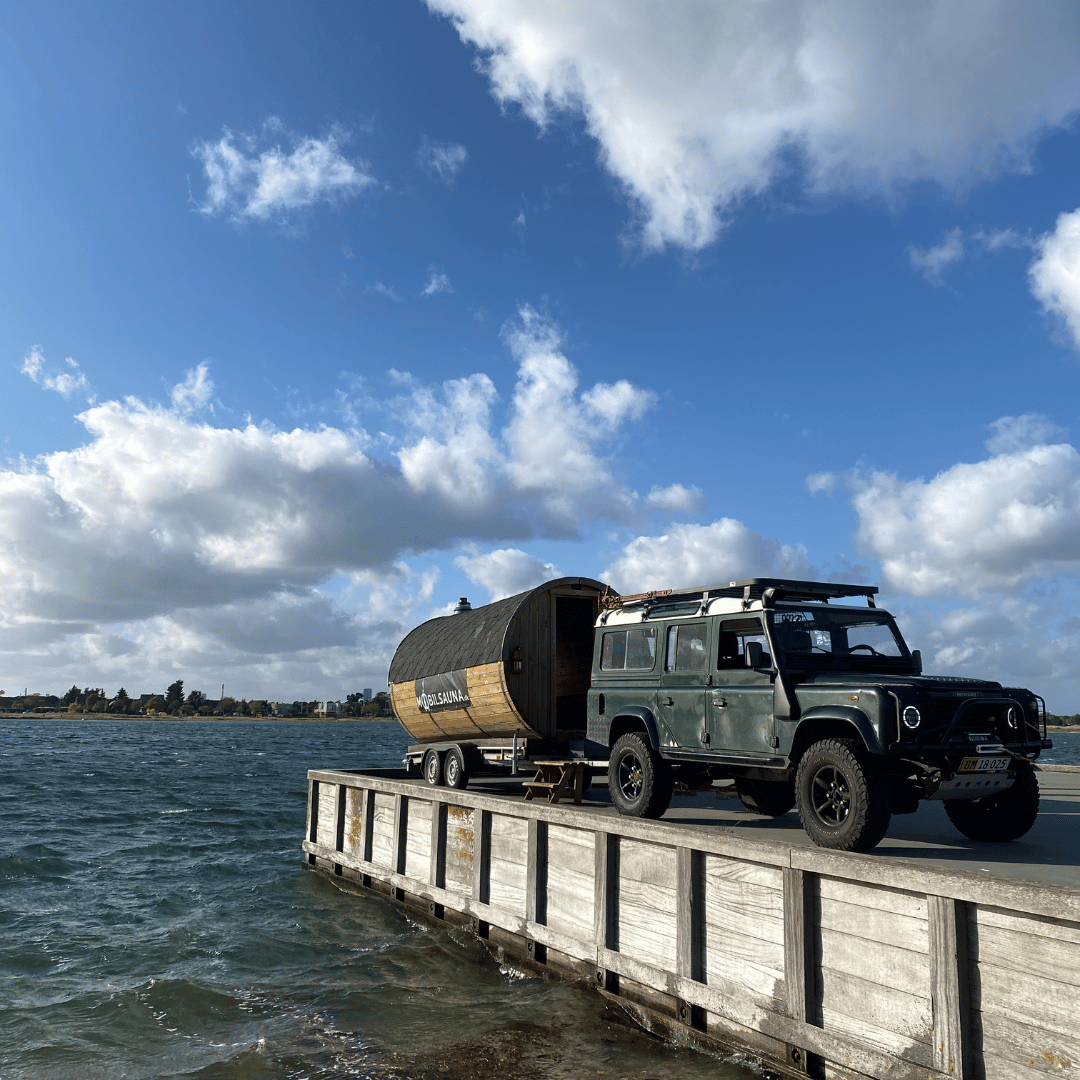 Mobil sauna bliver leveret i Amager strandpark med en Landrover