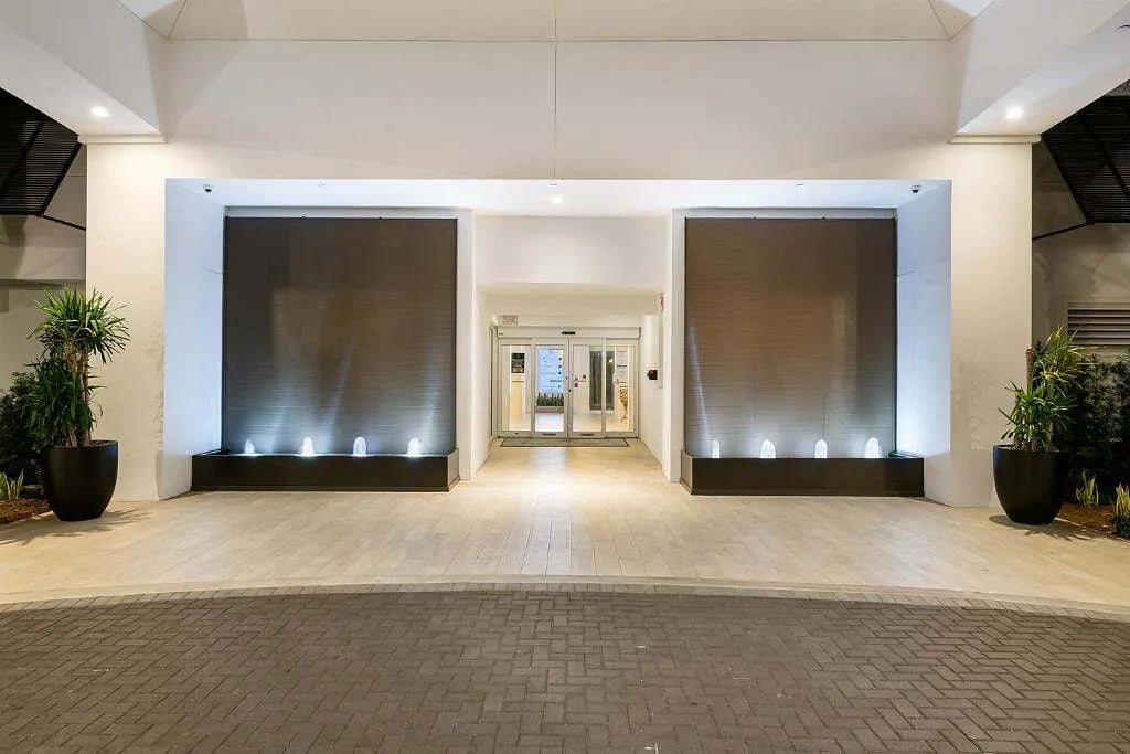 BROWN COPPER PAINTED SCORED ACRYLIC AQUAFALLS WITH REFLECTION POOL BASIN AND BUBBLER JETS AT BEACHCOMBER RESORT & CLUB IN POMPANO BEACH, FLORIDA