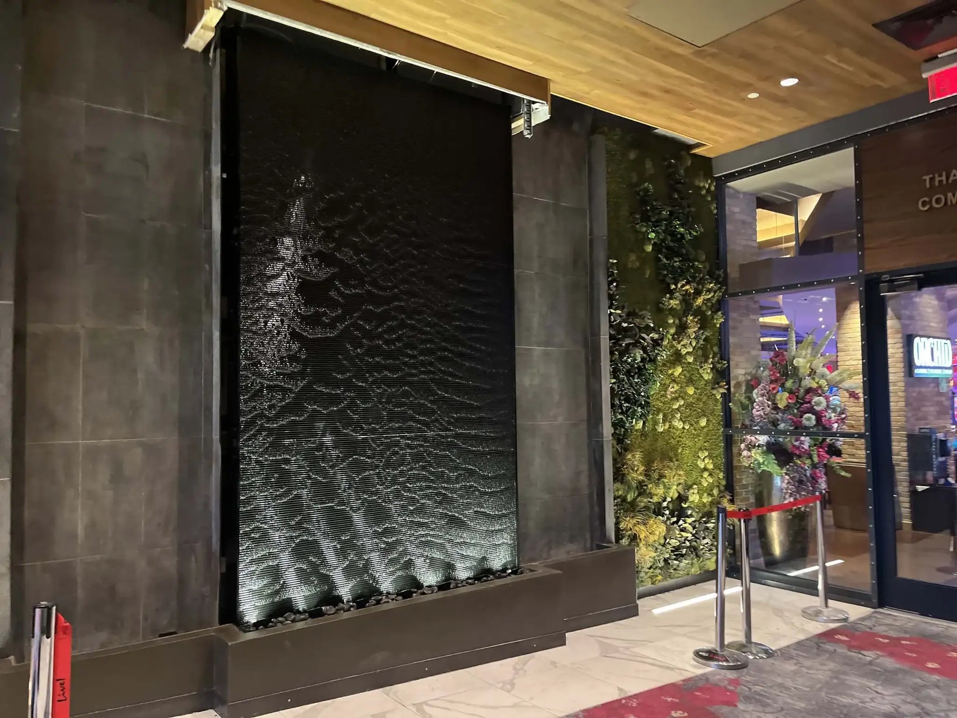 BLACK SCORED ACRYLIC WATER WALL AT MARYLAND LIVE CASINO HOTEL IN BALTIMORE, MARYLAND 2